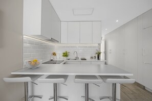 Kühlschrank, Ofen, Wasserkocher mit Kaffee-/Teezubehör