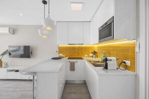 Kühlschrank, Ofen, Wasserkocher mit Kaffee-/Teezubehör