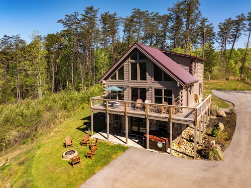 3BR Lodge w/ Theater, Game Room, Hot Tub, Fire Pit