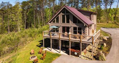 3BR Lodge w/ Theater, Game Room, Hot Tub, Fire Pit