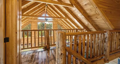 3BR Lodge w/ Theater, Game Room, Hot Tub, Fire Pit