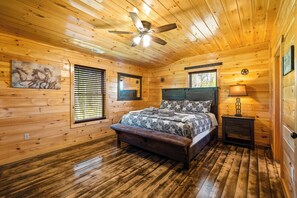 3 bedrooms, iron/ironing board, free WiFi, bed sheets - 3BR Lodge w/ Theater, Game Room, Hot Tub, Fire Pit (Sevierville)