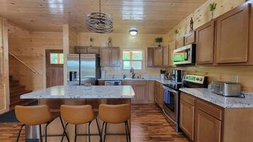 Frigorífico, placa de cocina, tostadora y utensilios de cocina