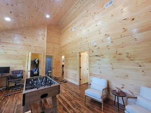 Games room - Skyline Chalet- WiFi, Gas Fireplace, Firepit (Rogers)