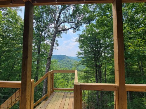 Skyline Chalet- WiFi, Gas Fireplace, Firepit