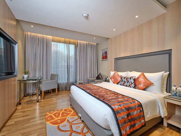 Ropa de cama de alta calidad y caja de seguridad en la habitación