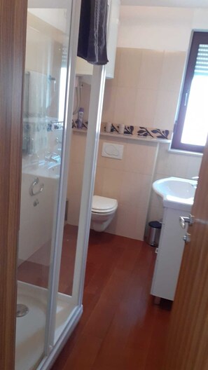 Dusche, Haartrockner, Handtücher, Seife