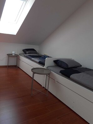 4 bedrooms, iron/ironing board, WiFi, bed sheets - Large modern villa immersed in the quiet!! aimed at large groups near the sea (Okrug Gornji)
