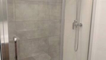 Douche, articles de toilette écologiques, sèche-cheveux