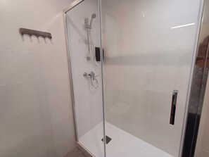 Regadera, amenidades de baño ecológicas, secadora de cabello, toallas 