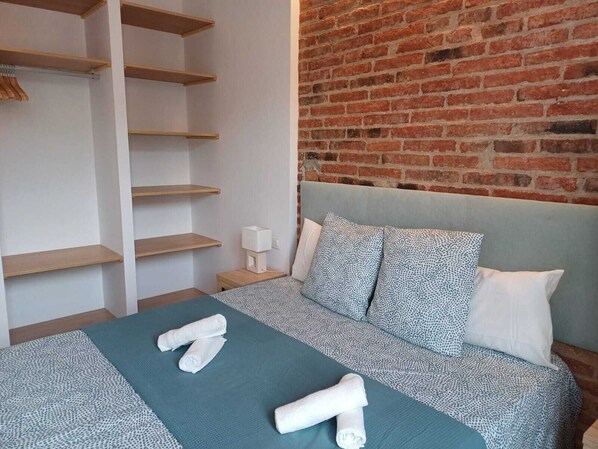 2 habitaciones, tabla de planchar con plancha y cuna de viaje 