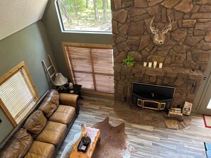 Smart TV, fireplace, DVD player, books - This relaxing cabin is cozy and secluded with private pond and fishing dock (Kingston)