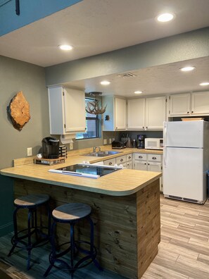 Fridge, microwave, oven, stovetop - This relaxing cabin is cozy and secluded with private pond and fishing dock (Kingston)