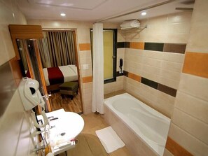 Kamar Mewah | Kamar mandi | Perlengkapan mandi gratis, sandal, handuk, dan sabun
