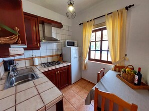 Frigorifero, microonde, piano cottura, macchina per tè/caffè