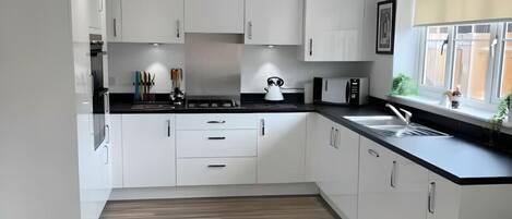 Frigorífico, microondas, horno y placa de cocina