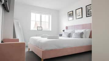 4 bedrooms, desk, iron/ironing board, travel crib
