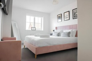 4 chambres, bureau, fer et planche à repasser, lit de bébé portatif