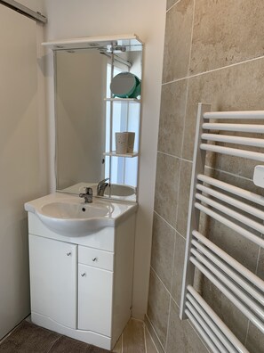Dusche, Haartrockner, HandtĂŒcher, Seife