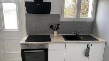 Geladeira, micro-ondas, fogão, cooktop