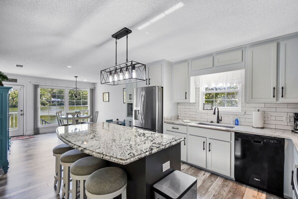 Kjøleskap, mikrobølgeovn, ovn og kokeplater