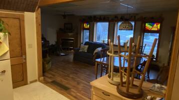 Smart TV, reproductor de DVD, libros y biblioteca musical