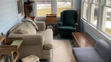 Smart TV, reproductor de DVD, libros y biblioteca musical