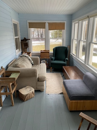 Smart TV, DVD player, books, music library. Audrey’s Acres Birchdale, MN-1 Mile to Rainy River Landing & on Snowmobile Trail