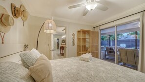 4 chambres, bureau, fer et planche à repasser, lit de bébé portatif