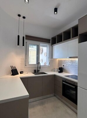 Kühlschrank, Ofen, Herdplatte, Wasserkocher