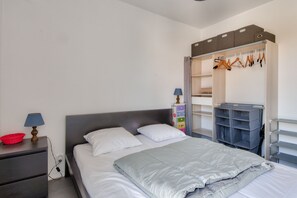 2 bedrooms, iron/ironing board, free WiFi