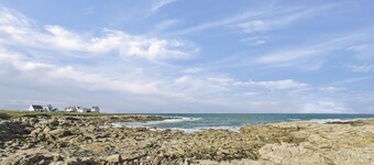 Surf & swimming – 300 m from Pors Carn beach