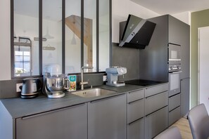 Réfrigérateur, micro-ondes, four, lave-vaisselle