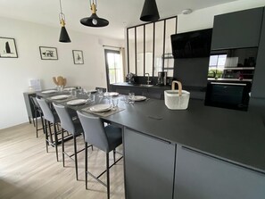 Réfrigérateur, micro-ondes, four, lave-vaisselle