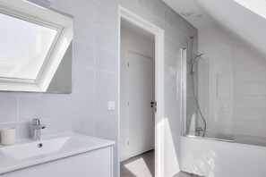 Bathtub, hair dryer