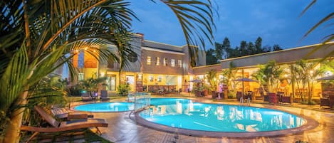 Una piscina al aire libre