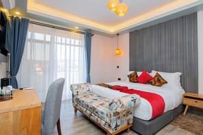 Deluxe-huone | Pillowtop-patjalliset sängyt, kannettavalle tietokoneelle sopiva työtila