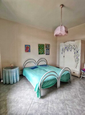 2 slaapkamers, een strijkplank/strijkijzer, reisbedje, beddengoed