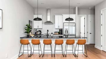 Geladeira, micro-ondas, fogão, cooktop