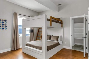 8 bedrooms, iron/ironing board, travel cot, WiFi - Nashville Retreat • Rooftop • Sleeps 12 (Nashville)