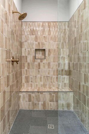 Douche, séchoir à cheveux, serviettes fournies, shampooing
