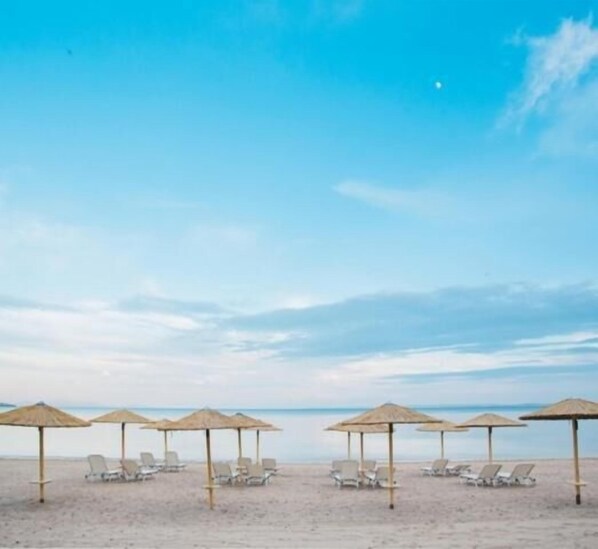 Private beach nearby, sun-loungers, beach umbrellas, beach towels - Olea Mare Studios & Apartments (Polygyros)