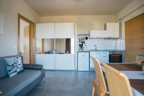 Appartement, uitzicht op zwembad | Privékeuken | Een koelkast, een oven, een espressoapparaat, een waterkoker