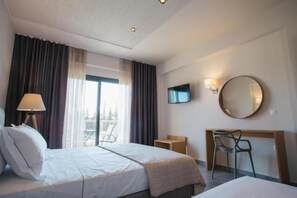 Appartement, uitzicht op zwembad | Een kluis op de kamer, een bureau, geluiddichte muren