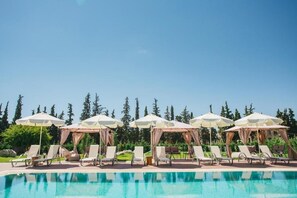 Outdoor pool, pool umbrellas, pool loungers - Olea Mare Studios & Apartments (Polygyros)