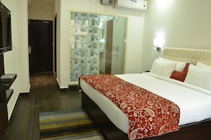 Executive Room | Desk, free WiFi, bed sheets - Hotel Samovar by Goyal Hoteliers (Agra)