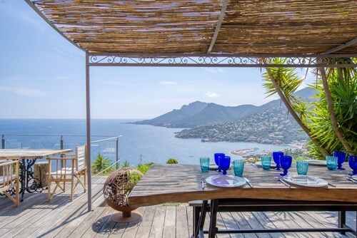 Théoule : villa 3 chambres avec magnifique vue mer et piscine au calme