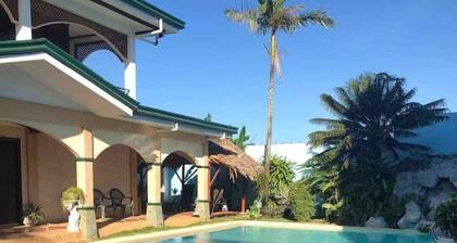 House with private pool and extensive garden