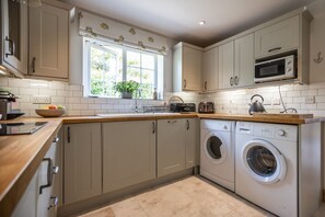 Kühlschrank, Mikrowelle, Ofen, Geschirrspüler