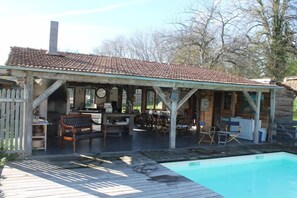 Piscine extérieure en saison, chaises longues